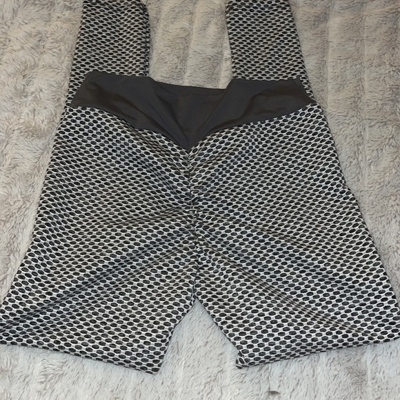 Booty lifting leggings - Picture 2 of 4